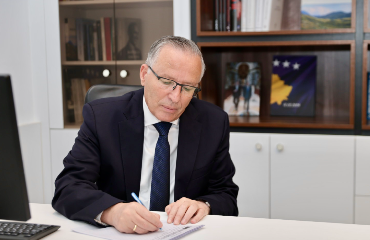 Hamza nënshkruan peticionin kombëtar në mbështetje të ish-krerëve të UÇK-së