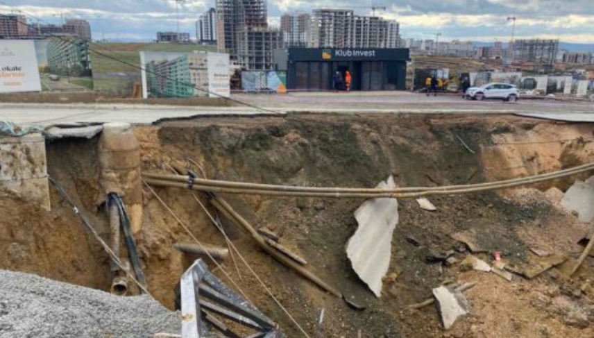 Komuna e Prishtinës njofton qytetarët: Rruga “Don Shtjefën Kurti” u shemb plotësisht, shmangeni dhe ndiqni udhëzimet në terren