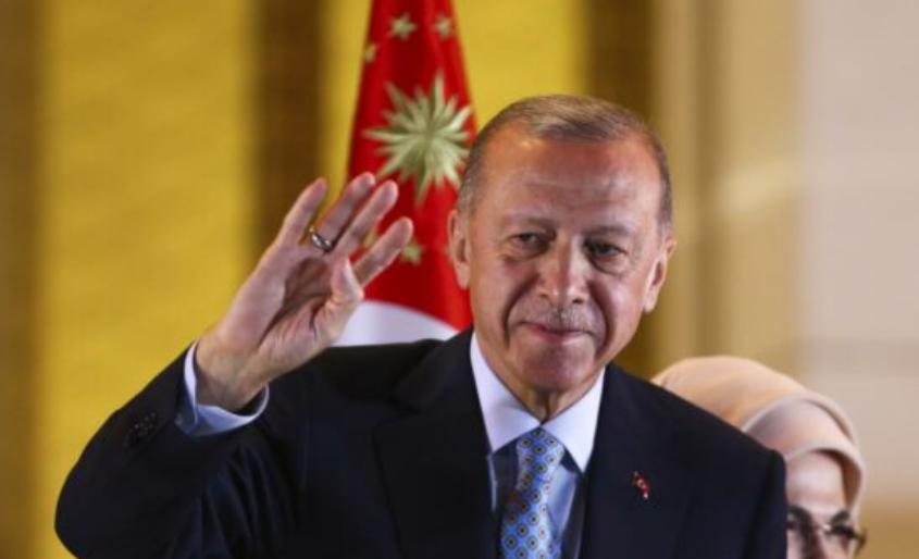 Presidenti i Turqisë, Recep Erdogan reagon pas fitores së kombëtares turke ndaj Kosovës: I puth të gjithë në ballë