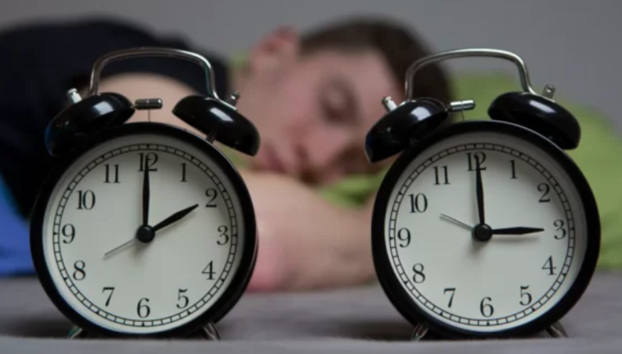 Sonte pas mesnate ndërrohet ora, akrepat lëvizin një orë para, nga 2:00 në 3:00