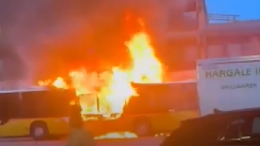 6 të vdekur dhe 5 të plagosur nga zjarri në një autobus në Zvicër, shkak një person që dyshohet se ia vuri flakën vetes