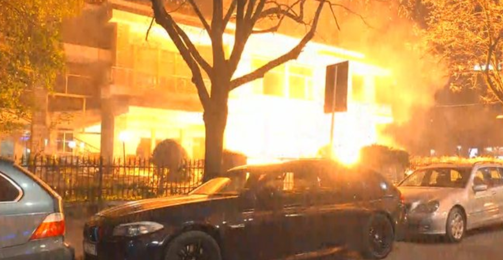 Proteston PD-ja: Ish-vila e diktatorit Enver Hoxha në flakë