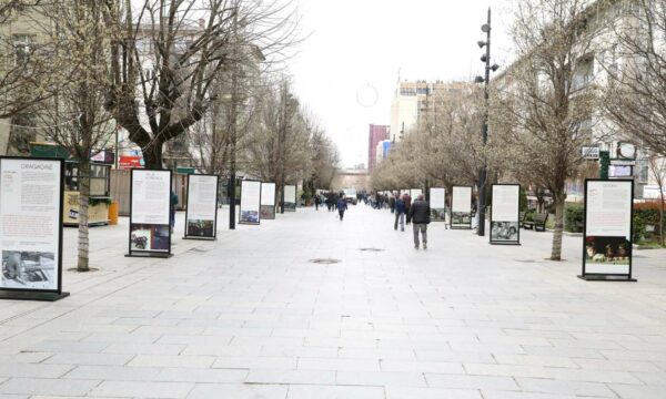 Komuna e Prishtinës organizon aksion sot në orën 10:00, do të hiqet tabela e ekspozitës për masakrat Komuna e Prishtinës organizon aksion sot në orën 10:00, do të hiqet tabela e ekspozitës për masakrat