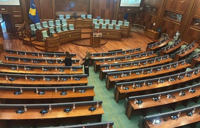 Pas pak pritet të fillojë seanca e jashtëzakonshme e Kuvendit