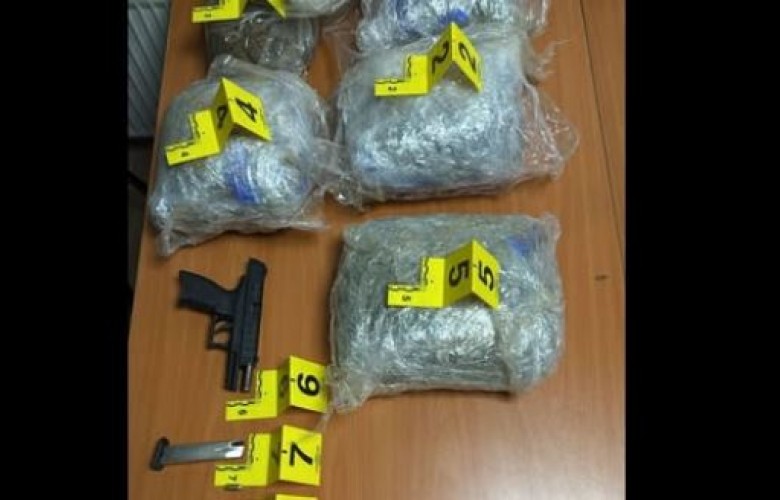 Policia konfiskon mbi 5 kg marihuanë dhe një armë zjarri në Vushtrri