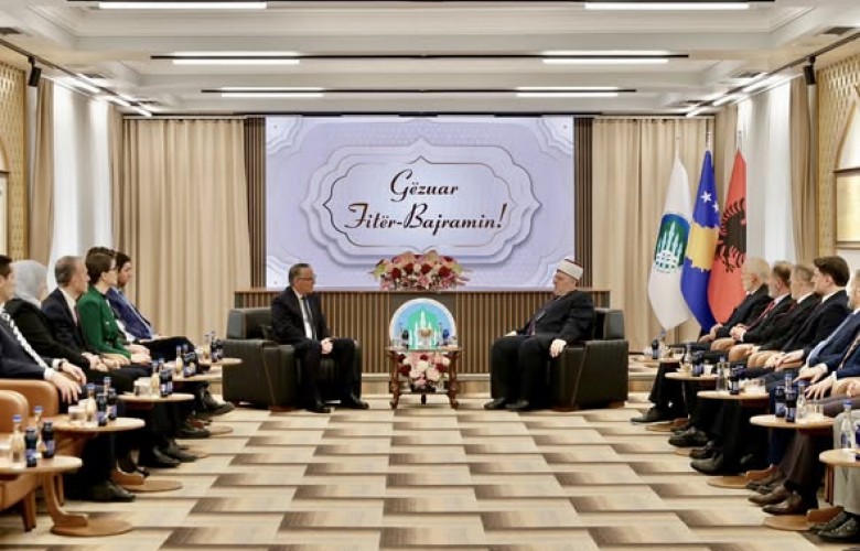 Hamza uron qytetarët për Fitër Bajramin, viziton myftiun Naim Tërnava