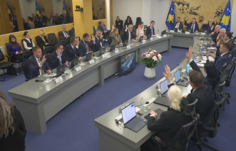 Qeveria nesër ndanë pagën e 13-të për punonjësit që paguhen nga shteti