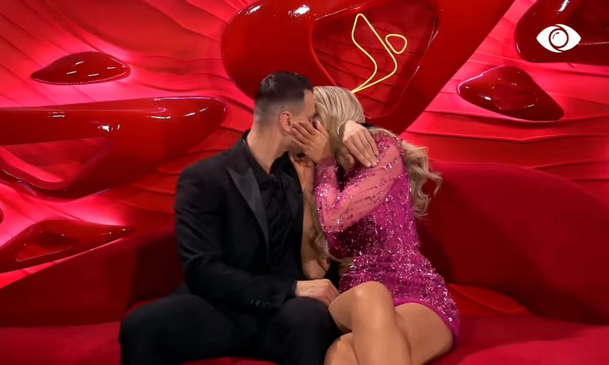 “Jam munduar t’i mbaj distancë”/ Mateo dhe Brikena në dhomën e rrëfimit, përjetojnë puthjen e tyre të parë