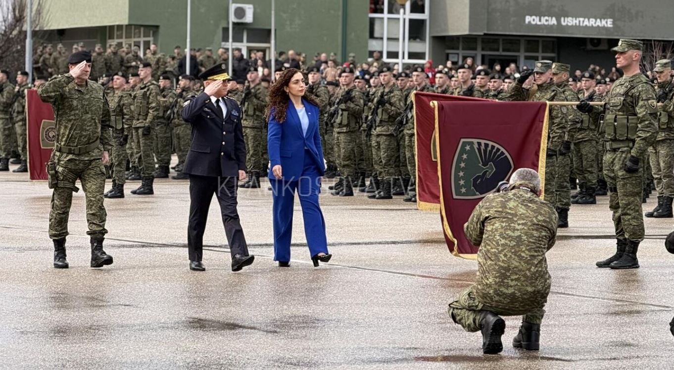 Presidentja Osmani parakalon para ushtarëve të UÇK-së