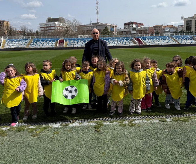 Presidenti Ademi takon fëmijët e çerdhes “Buzëqeshja”: E ardhmja e futbollit është e sigurt!