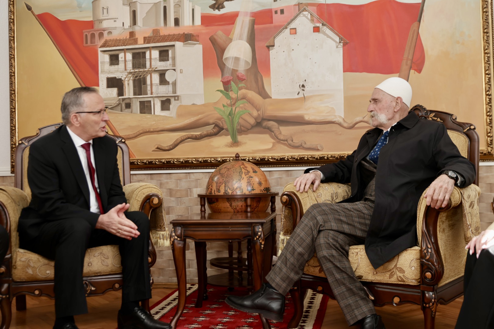 Bedri Hamza bën homazhe në Prekaz, takon bacën Rifat