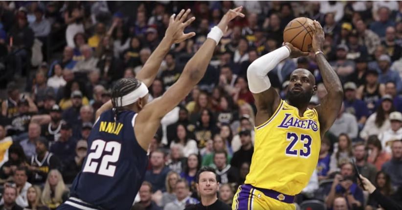 LeBron James vendos një tjetër rekord historik, kalon legjendën Kareem-Abdul Jabbar