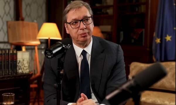 Vuçiq e pranon se serbët kanë kryer krime lufte në Kosovë, por tenton të barazojë: Njëjtë kanë bërë shqiptarët dhe të huajt
