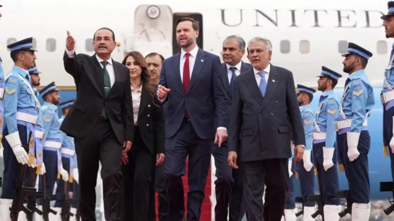 Negociatorët amerikanë dhe iranianë mbërrijnë në Pakistan për bisedimet e paqes