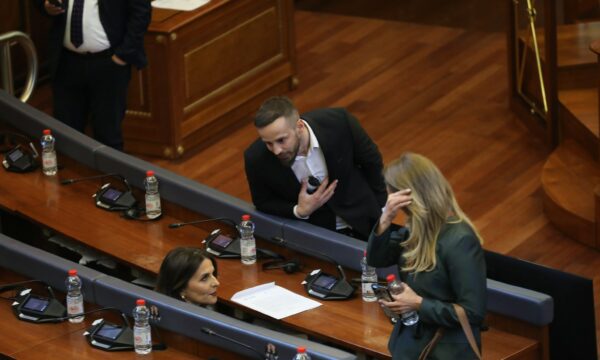 Fatos Geci tenton t’i flasë, por Vlora Çitaku e injoron