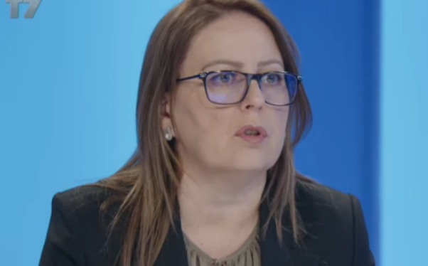 Bajrami: Gjithçka që qytetari ka nevojë është bërë më e shtrenjtë, Kurti ka dalë nëpër botë e po shet mend për “stabilitet ekonomik” Bajrami: Gjithçka që qytetari ka nevojë është bërë më e shtrenjtë, Kurti ka dalë nëpër botë e po shet mend për “stabilitet ekonomik”