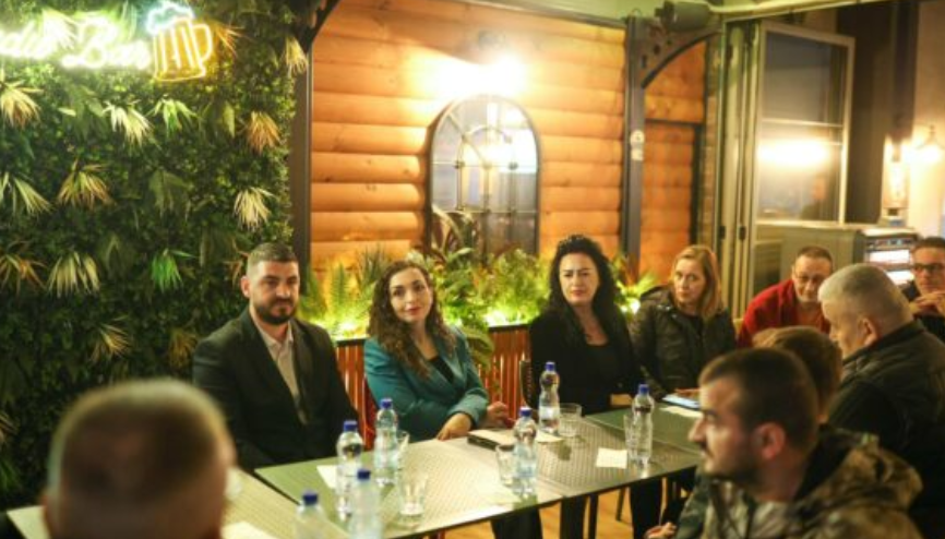 Vjosa Osmani ishte në Gjilan, krah saj qëndroi ish-deputetja e LDK-së
