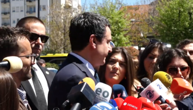 Kurti sërish s’përgjigjet për çështjen e Presidentit, u shmanget pyetjeve të gazetarëve