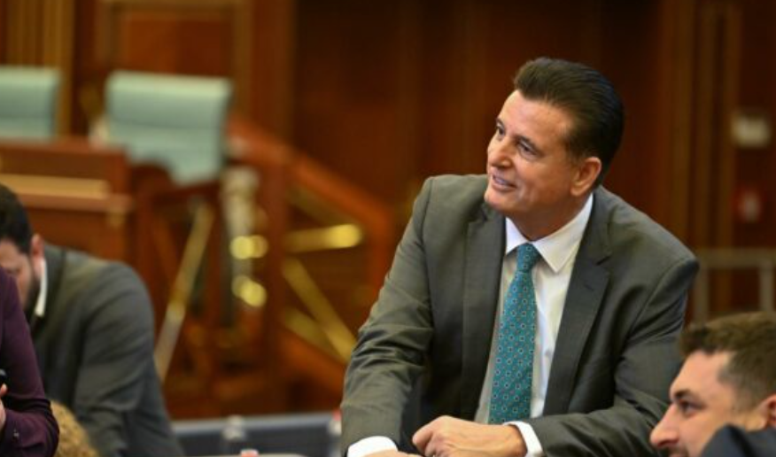 Agim Bahtiri e sulmon Vjosa Osmanin: Herën tjetër kur t’i drejtohesh qytetarëve bëje me fotografi me Grenellin e Gjuriqin