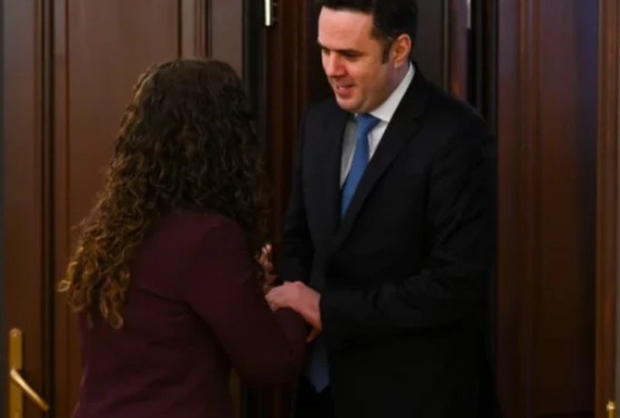 Abdixhiku i drejtohet edhe një herë Kurtit: Mund ta propozojmë Vjosa Osmanin nëse na i garantoni 66 vota për të