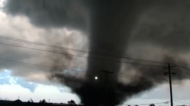 Tornado e fuqishme godet Oklahomën, shkatërrohen shtëpi e biznese, mbyllet baza ajrore