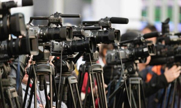 I sulmoi mediat, AGK i kërkon Kurtit të heqë dorë nga fushatat e denigrimit të gazetarëve, ia përmend edhe presionin ndaj RTK