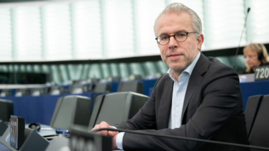 Eurodeputeti që i ndihmoi Kosovës për vizat kërkon të gjendet zgjidhja për Presidentin: Po humbni shumë