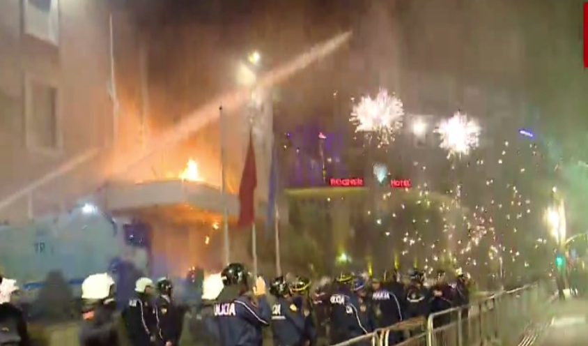Protesta e PD/ Molotov drejt Kryeministrisë dhe përplasje me policinë para Parlamentit, protestuesit shpërndahen me gaz lotsjellës. 4 të lënduar, mes tyre një efektiv