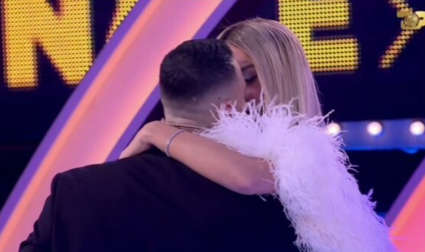 Mateo vjen në studion e Big Brother VIP, finalisti shkëmben puthje me Brikenën
