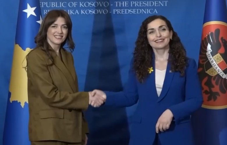 Vjosa Osmani ia dorëzon detyrën e ud.presidentes Albulena Haxhiut