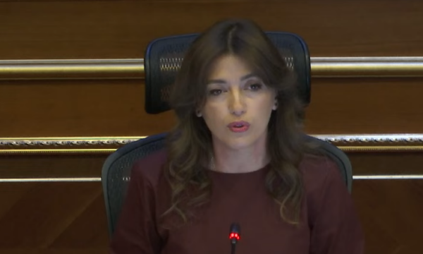 Haxhiu i “obligon” deputetët e opozitës të marrin pjesë në seancë, u jep afat deri në orën 14:00