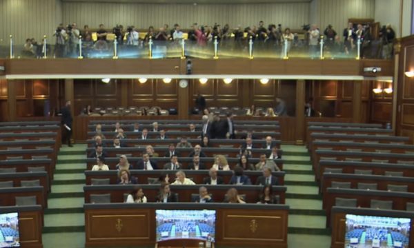 Vetëvendosje e nis e vetme seancën për “diskutim” për Presidentin, s’marrin pjesë as PDK, as LDK, as AAK
