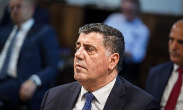 Haziri për Kurtin: Po e çon qëllimisht vendin drejt zgjedhjeve të reja, e ka ndryshuar vetëm formën dhe metodën