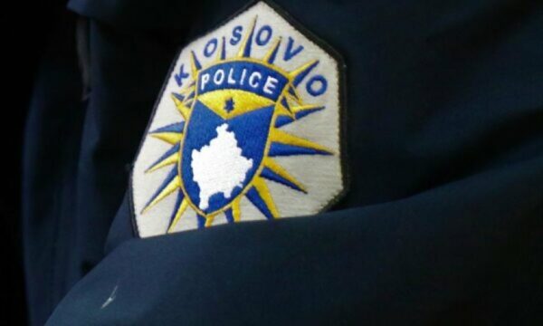 Shtiu me armë drejt të dashurës dhe më pas qëlloi edhe veten, policia jep detaje për plagosjet mbrëmë në Ferizaj Shtiu me armë drejt të dashurës dhe më pas qëlloi edhe veten, policia jep detaje për plagosjet mbrëmë në Ferizaj