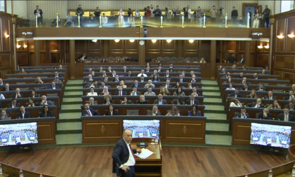 “Mos të ndodhë me u çu pa ta jap fjalën”, tensione në Kuvend mes Haxhiut dhe Ferat Shalës, afrohen tek kryetarja Tahiri e Nagavci