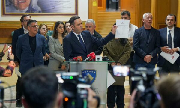 “Ishte një natë e rëndë për Kosovën”, Abdixhiku reagon sërish: Mes “shtetit karate” ne zgjedhim Republikën