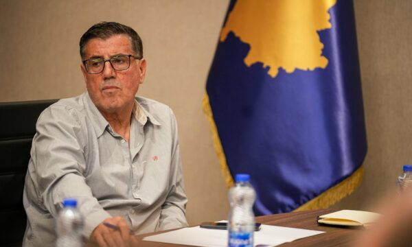 Haziri mohon marrëveshjen me VV “me ndërrim pozicionesh”: LDK dhe Abdixhiku në bisedime për t’i dhënë vendit Presidentin
