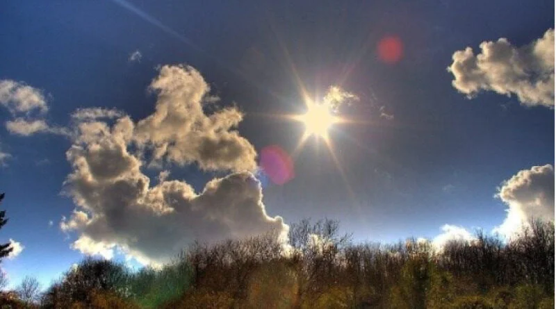 Moti sot me diell dhe vranësira të shpërndara