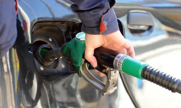 Çmimi i derivateve ra në bursa pas marrëveshjes për armëpushim me Iranin, në Kosovë s’lëviz, MINT: Nafta 1.89, benzina 1.46