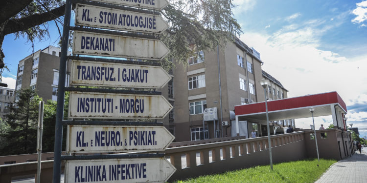 Qeveria në borxh tek infermierët e doktorët, nuk iu paguhen shtesat për kujdestari