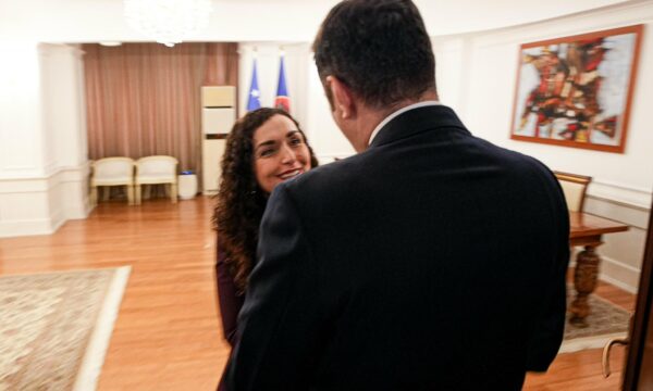Lumir Abdixhiku e Vjosa Osmani në takim, a do të arrihet sonte marrëveshja për kthimin në LDK?