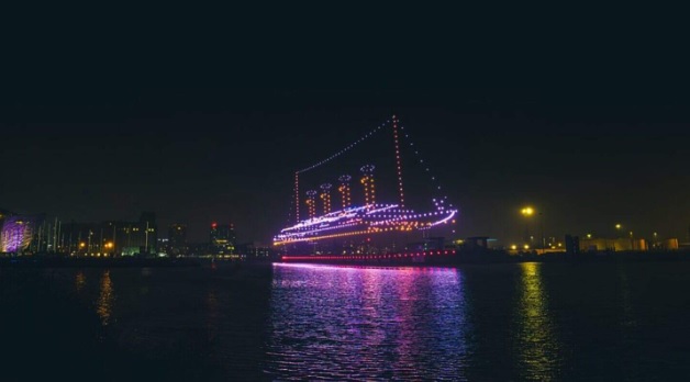 Rikrijimi i Titanikut në Belfast, 950 dronë ndriçojnë portin për fushatën “Made Of Here” të BBC