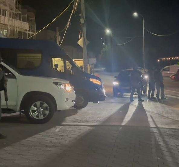 Forcat speciale policore arrijnë në Skenderaj, ndalojnë veturat