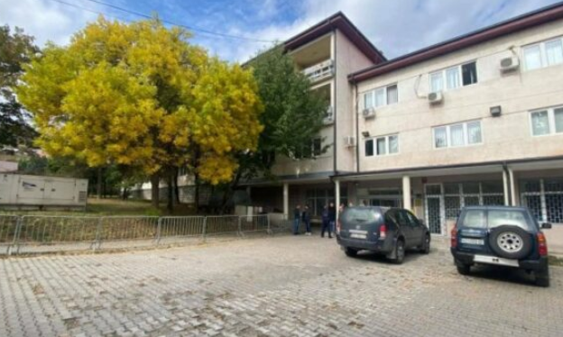 Prokuroria jep detaje për vrasjen e rëndë në Mitrovicë: Viktima dhe i plagosuri vëllezër, dorasi është arrestuar Prokuroria jep detaje për vrasjen e rëndë në Mitrovicë: Viktima dhe i plagosuri vëllezër, dorasi është arrestuar