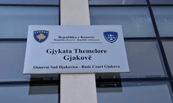 E goditi me shqelm në gjoks dhe shtiu tri herë drejt viktimës – 30 ditë paraburgim ndaj të dyshuarit për vrasje në tentativë në Gjakovë