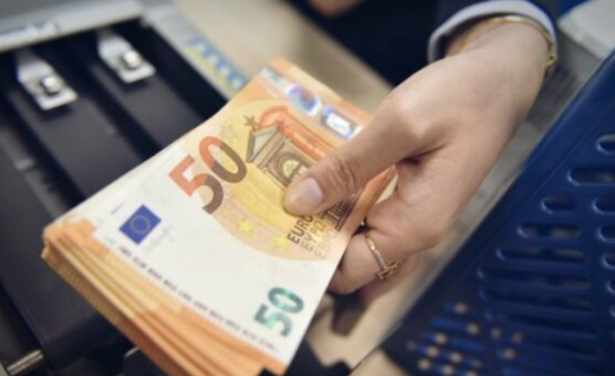 Kosovarët të zhytur në kredi, bankat arrijnë afro 7 miliardë euro kredi aktive