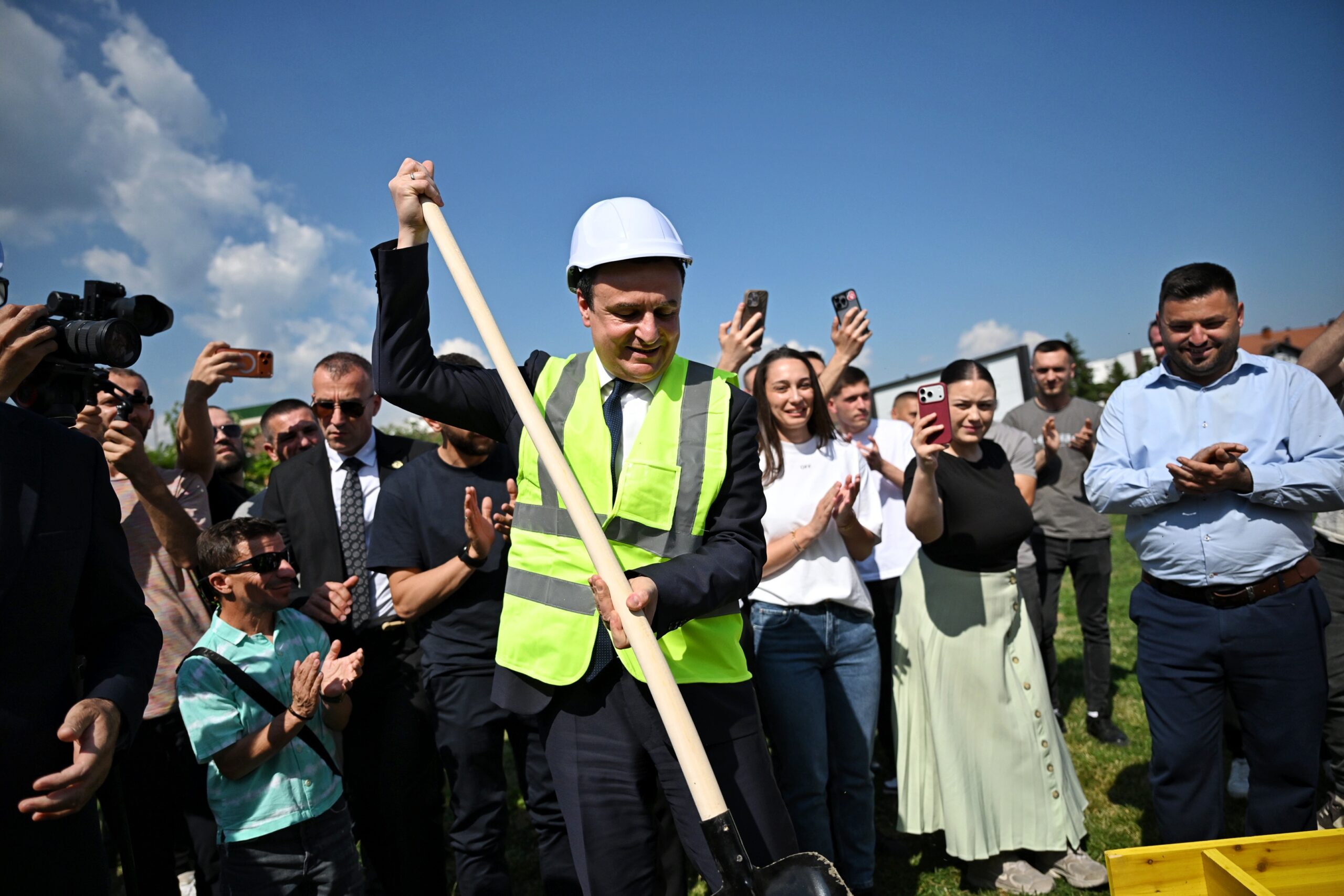 Kurti vendos gurthemelin e zgjerimit të stadiumit `Ferki Aliu` në Vushtrri