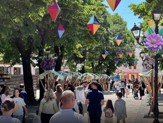 Festivali i Luleve kthen Shkodrën në oaz ngjyrash