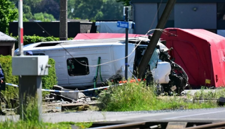 Aksident tragjik në Belgjikë, treni përplas autobusin e shkollës – të paktën katër viktima Aksident tragjik në Belgjikë, treni përplas autobusin e shkollës – të paktën katër viktima