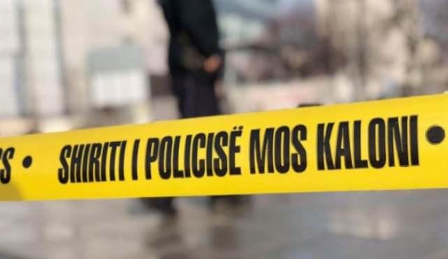 Aksidenti që la të vdekur këmbësorin në Zllopek të Pejës, trupi i viktimës dërgohet në IML, shoferi në mbajtje 48 orë Aksidenti që la të vdekur këmbësorin në Zllopek të Pejës, trupi i viktimës dërgohet në IML, shoferi në mbajtje 48 orë